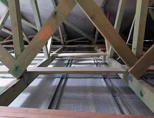 Zateplení stropu rodinného domu pomocí foukané izolace